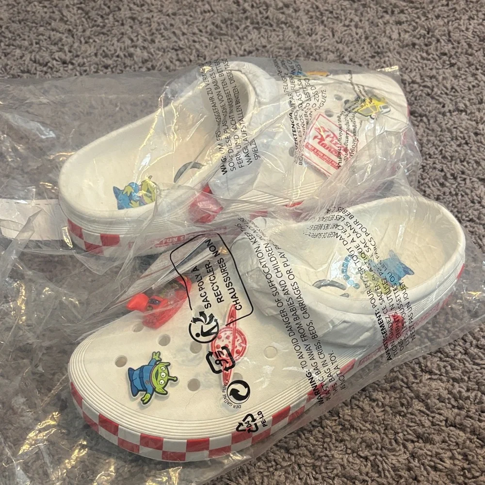 Adult Toy Story Pizza Planet Crocs M11 - Picture 1 of 4